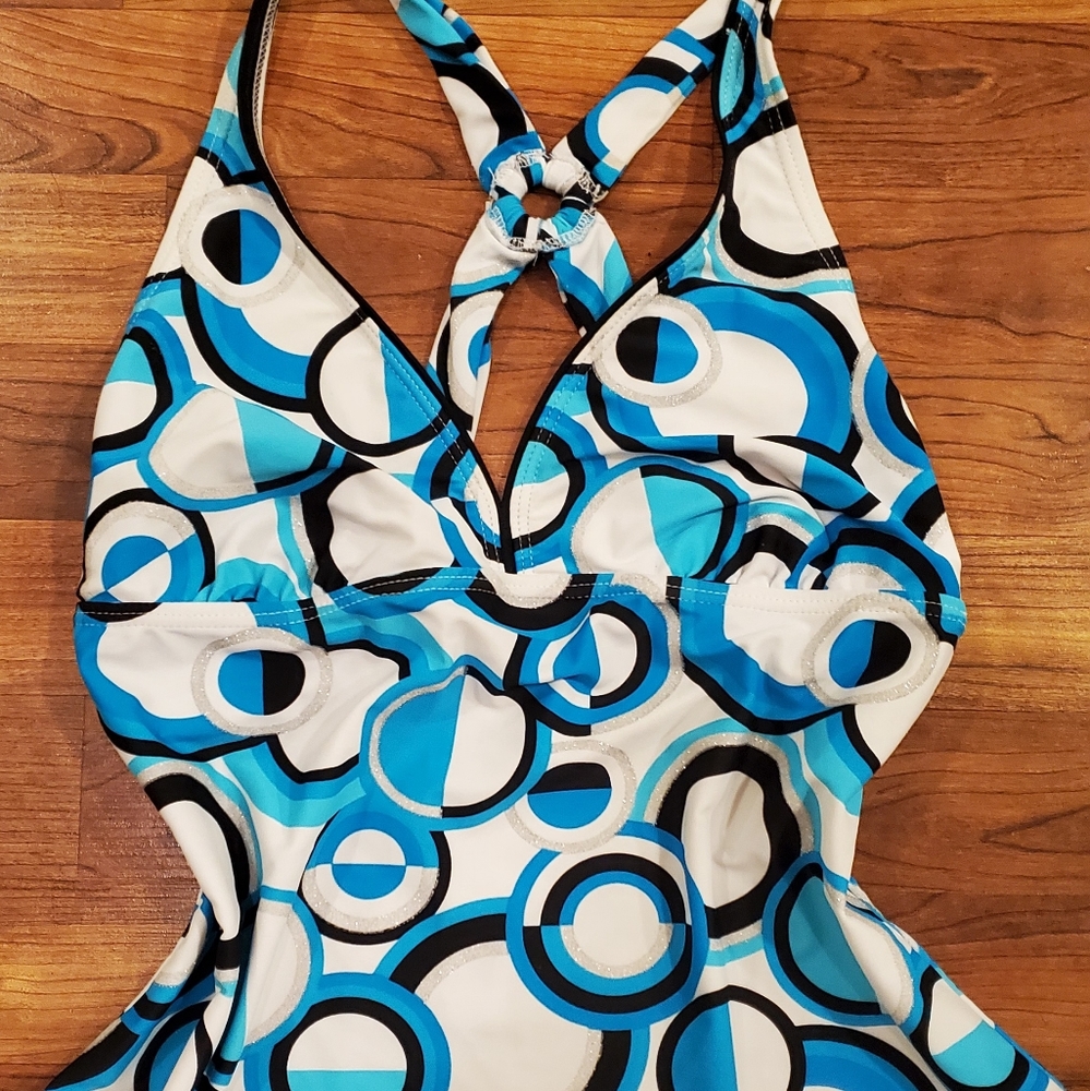 EUC- Beautiful V-Neck Cross Back Tankini Swim Top